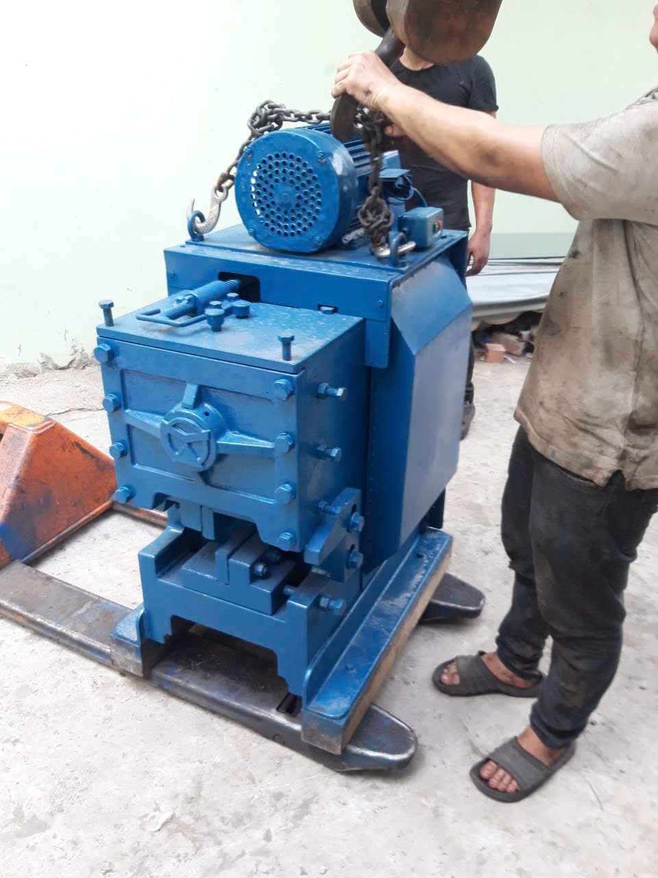 Máy chặt sắt